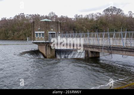 Lo straripamento a Tittesworth Reservoir, Meerbrook, Leek, Staffordshire, Inghilterra, Regno Unito Foto Stock