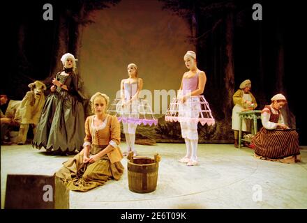 Fronte l-r: Louise Davidson (la madre), Jenna Russell (Cinderella), Caroline Sheen (Florinda), Ceri Ann Gregory (Lucinda), Nicholas Holder (il Baker), Sophie Thompson (la moglie del Baker) nel BOSCO al Donmar Warehouse, Londra WC2 16/11/1998 musica e libro di James Lapondley: Illuminazione di Bob: Paul Pyant regista: John Crowley Foto Stock