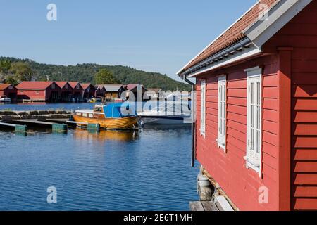 Al porto del bellissimo villaggio di pescatori Svenevig in Norvegia meridionale Foto Stock