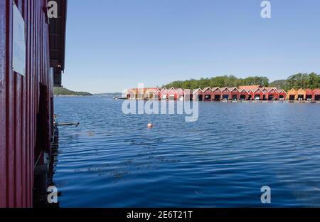 Colorate boathouses al porto di Svenevig nella Norvegia meridionale Foto Stock