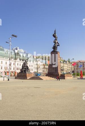 Vladivostok, Russia - 07 ottobre 2020: Monumento ai combattenti per il potere sovietico in Estremo Oriente nella piazza della città Foto Stock