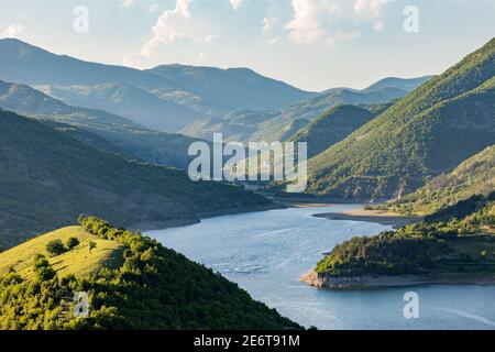 Vista elevata sul fiume Arda, sul monte Rhodope, sulla Bulgaria meridionale al tramonto. Serata di primavera calma e senza nuvole vicino al villaggio di Ribartzi, regione di Kardzhali. Foto Stock