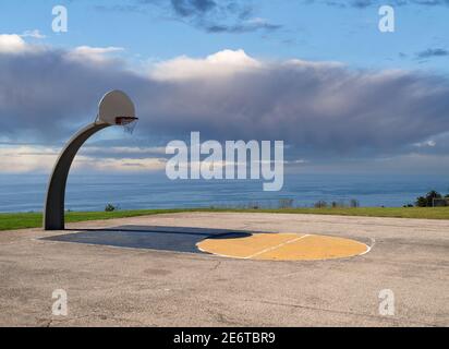 Campo da pallacanestro pubblico con vista sull'oceano all'Angel Gate Park di Los Angeles, California. Foto Stock