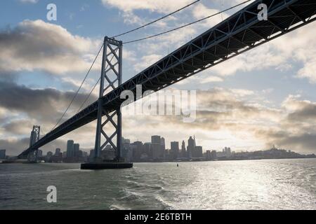 Vista sotto il Bay Bridge tra San Francisco e Oakland California. Foto Stock