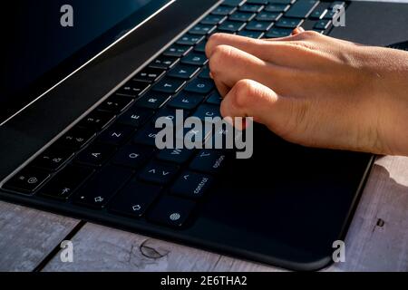 Nizza Francia 29 01 21 Nuovo Ipad Pro 12 9 Pollici Da Apple Su Uno Sfondo Chiaro Computer Tablet Su Sfondo Di Legno Ragazzo Teenager Che Preme Ke Foto Stock Alamy