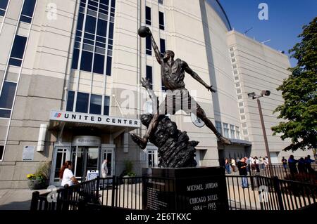 CHICAGO, USA- 6 OTTOBRE 2007: Match Arena United Center a Chicago. Statua di Michael Jordan all'esterno. Foto Stock