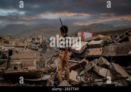 Taiz / Yemen - 22 ago 2016 : UN bambino yemenita testimonia la distruzione di case nella città di Taiz a causa della guerra Foto Stock