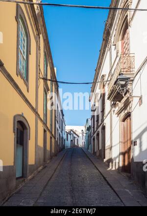 Vista della città vecchia di via Arucas con edificio colorato in stile coloniale. Gran Canaria, Isole Canarie, Spagna Foto Stock