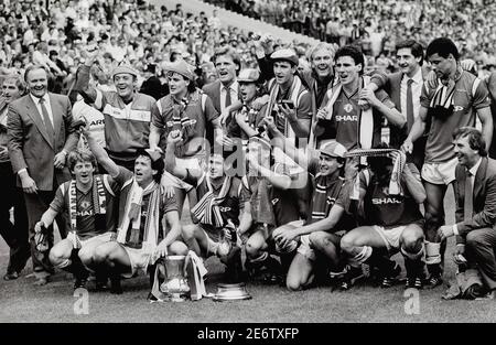 Il Manchester United celebrano il loro FA Cup vittoria contro Everton a Wembley in 1985 Foto Stock