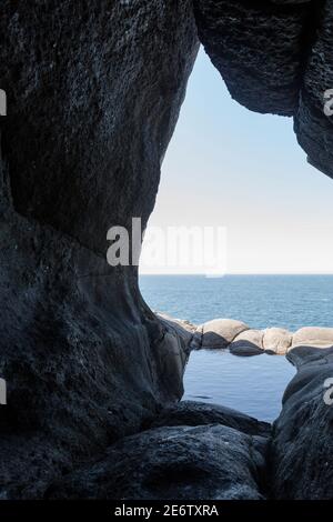 All'interno della più famosa pootola glaciale del monte Brufjell nella Norvegia meridionale; vista sul Mare del Nord Foto Stock