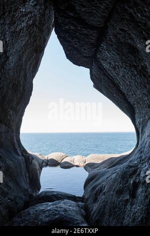 All'interno della più famosa pootola glaciale del monte Brufjell nella Norvegia meridionale; vista sul Mare del Nord Foto Stock