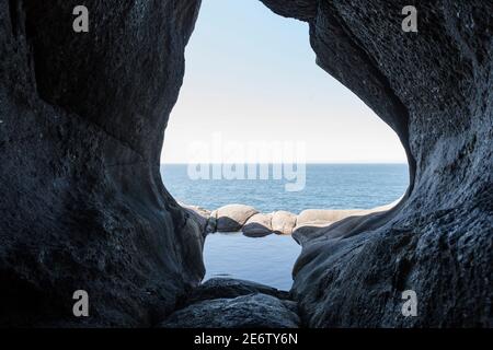 All'interno della più famosa pootola glaciale del monte Brufjell nella Norvegia meridionale; vista sul Mare del Nord Foto Stock