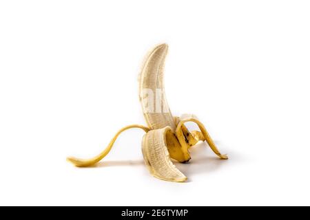 Mezza banana pelata isolati su sfondo bianco Foto Stock