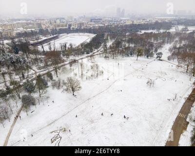 Francia, Parigi, Bois de Vincennes in inverno sotto la neve (vista aerea) Foto Stock