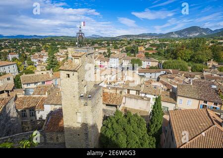 Francia, Vaucluse, Malaucene, panorama sulla città e il campanile del 15 ° secolo dal Calvario (ex castello) Foto Stock