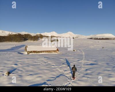 Francia, Puy de Dome, Chastreix, escursione con racchette da neve nella valle Fontaine Salee, Parc Naturel Regional des Volcans d'Auvergne (Parco Naturale Regionale dei Vulcani d'Auvergne), Massif du Sancy, Riserva Naturale di Chastreix Sancy Foto Stock