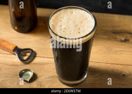 Rinfrescante birra scura di stout boozy in un vetro di pinta Foto Stock