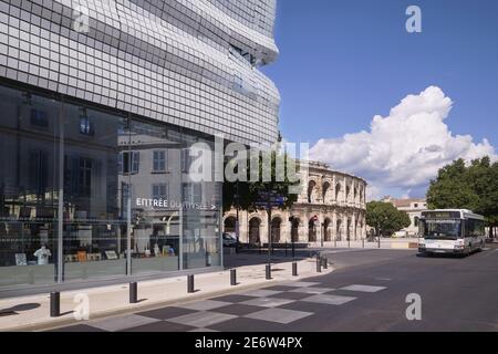 Francia, Gard, Nimes, il Museo della Romanità dell'architetto Elizabeth de Portzamparc e le arene Foto Stock