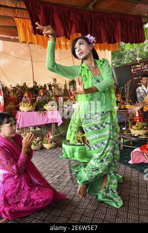 Myanmar (Birmania), Bagan, Nat Pwe (festival degli spiriti), Natgadaw (moglie di Nat) danza Foto Stock