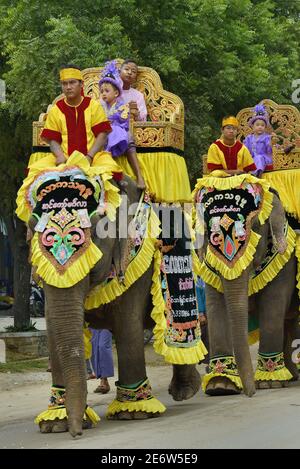 Myanmar (Birmania), Natogyi, Shinbyu, cerimonia di noviziazione Processione i giovani bambini sono vestiti come principi reali in memoria della partenza del principe Siddharta Gautama dalla sua casa reale in cerca di illuminazione Foto Stock