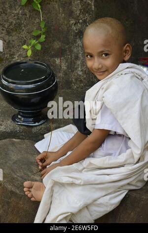 Myanmar (Birmania), Bago (Pegu), monastero di Samane Kyaw, giovane apprendista con ciotola di elemosina Foto Stock