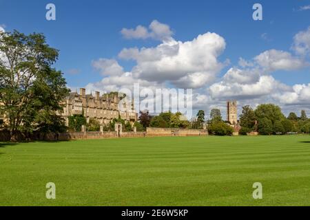 Vista su Merton Field verso il Merton College (con la torre della cappella del Magdalen College), Oxford, Oxfordshire, Regno Unito. Foto Stock