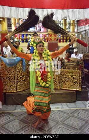 Myanmar (Birmania), Bago, Hintha Gon pagoda, Nat Pwe (festival degli spiriti), Natgadaw (moglie di Nat) danza Foto Stock