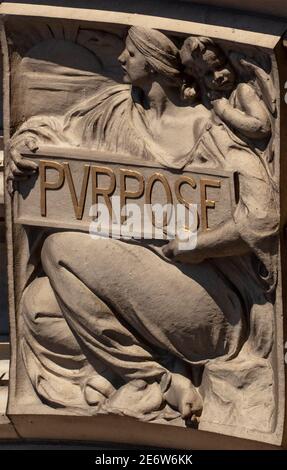Un pannello sopra l'ingresso del V&A, scolpito da Alfred Drury; l'eccellenza di ogni arte deve consistere nella realizzazione completa del suo scopo Foto Stock
