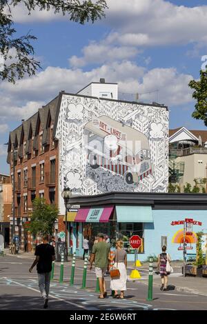 Canada, provincia di Quebec, Montreal, il quartiere Plateau-Mont-Royal, viale pedonale Mont-Royal durante il periodo estivo, murale Free Art dell'artista italiano Francesco Camillo Giorgino, conosciuto come Millo Foto Stock