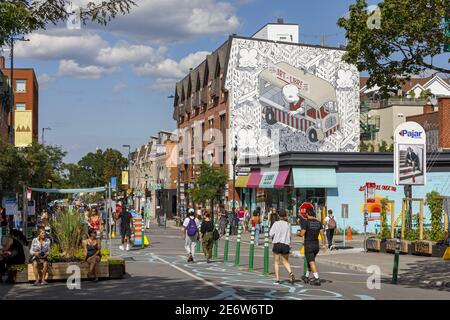 Canada, provincia di Quebec, Montreal, il quartiere Plateau-Mont-Royal, viale pedonale Mont-Royal durante il periodo estivo, murale Free Art dell'artista italiano Francesco Camillo Giorgino, conosciuto come Millo Foto Stock