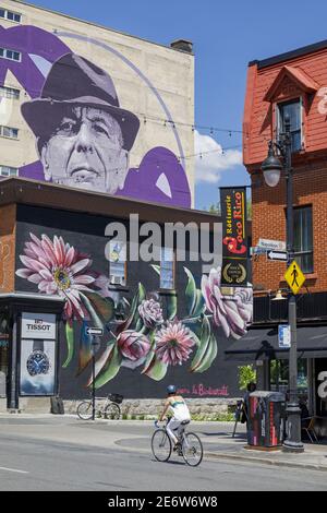 Canada, provincia di Quebec, il quartiere Plateau-Mont-Royal, boulevard Saint-Laurent, il murale dedicato al cantautore, musicista, poeta, romanziere e pittore L?onard Cohen, un'opera monumentale di Kevin Ledo famoso Street artist di Montreal, un'altra opera (fiori): Fvckrender dell'artista Jeremy Shantz Foto Stock