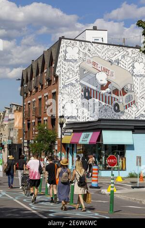 Canada, provincia di Quebec, Montreal, il quartiere Plateau-Mont-Royal, viale pedonale Mont-Royal durante il periodo estivo, murale Free Art dell'artista italiano Francesco Camillo Giorgino, conosciuto come Millo Foto Stock