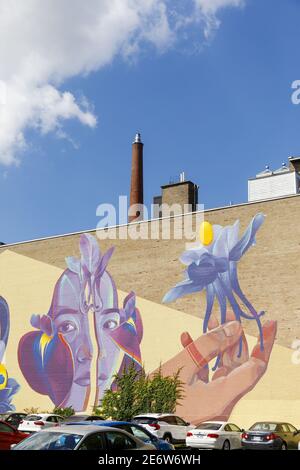 Canada, provincia di Quebec, Montreal, il quartiere Plateau-Mont-Royal, arte di strada, murale dell'artista colombiano Gleo Foto Stock