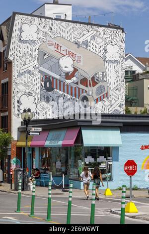 Canada, provincia di Quebec, il distretto Plateau-Mont-Royal, avenue du Mont-Royal, trasformazione in una strada pedonale per il periodo estivo, murale Art libre dell'artista italiano Francesco Camillo Giorgino, conosciuto con il nome di Millo Foto Stock