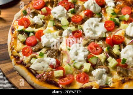 Pizza gyro greca fatta in casa con salsa Tzatziki Foto Stock