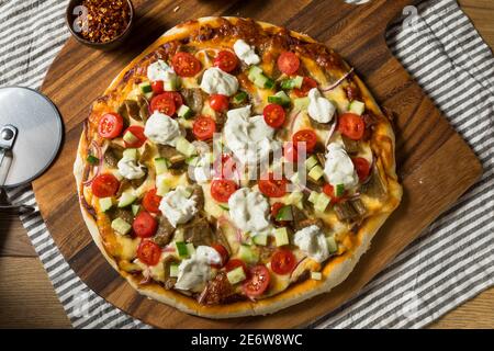 Pizza gyro greca fatta in casa con salsa Tzatziki Foto Stock