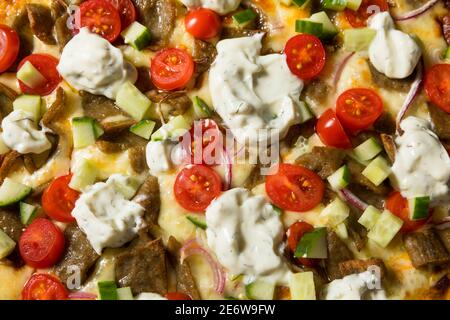 Pizza gyro greca fatta in casa con salsa Tzatziki Foto Stock