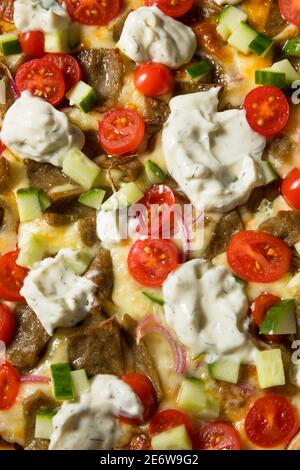 Pizza gyro greca fatta in casa con salsa Tzatziki Foto Stock