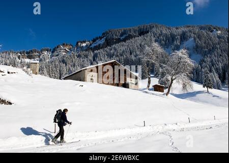 Francia, alta Savoia, Beaufortain Cassis, Val d'Arly, il Monte Bianco paese, molto creta sci trekking, sciatore e chalet di Fontanettes all'inizio dell'escursione Foto Stock