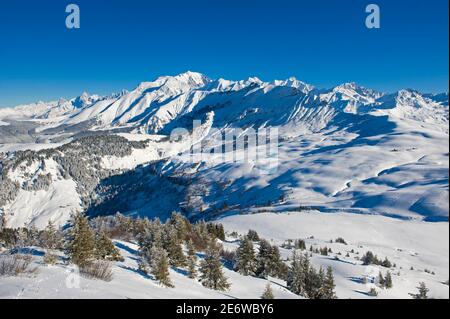 Francia, alta Savoia, Beaufortain Cassis, Val d'Arly, Monte Bianco paese, sci alpinismo a creta, dalla vista superiore sul Monte Bianco Foto Stock