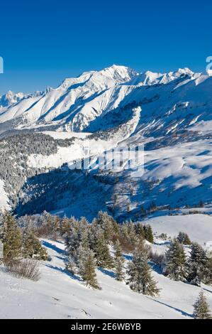 Francia, alta Savoia, Beaufortain Cassis, Val d'Arly, Monte Bianco paese, sci alpinismo a creta, dalla vista superiore sul Monte Bianco Foto Stock