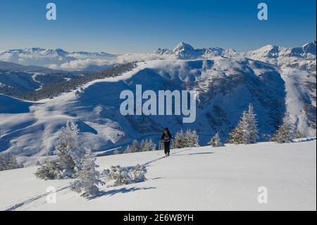 Francia, alta Savoia Beaufortain Cassis, Val d'Arly, il Monte Bianco paese, sci escursionismo a creta, escursionista nelle piste e il Ban Rouge (1983 m) e il massiccio Aravis Foto Stock