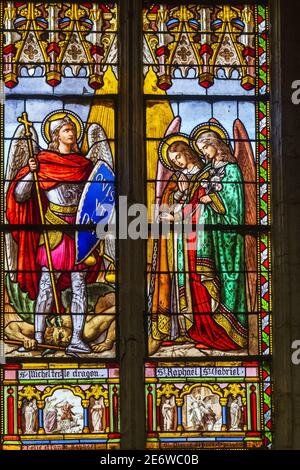 Francia, Gers, Eauze sulla Via Podiensis, uno dei percorsi di pellegrinaggio per Santiago de Compostela o GR 65, vetrate della cattedrale di Saint-Luperc Foto Stock