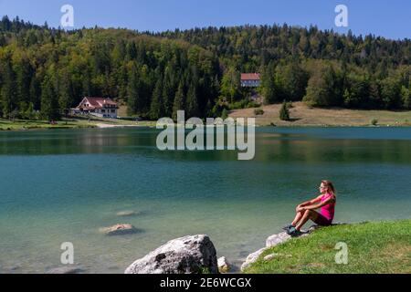 Francia, Ain, Oyonnax, Lago Genin, un gioiello naturale nella città di Charix nelle montagne del Giura Foto Stock