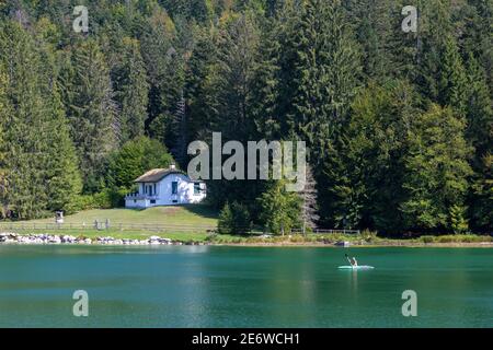 Francia, Ain, Oyonnax, Lago Genin, un gioiello naturale nella città di Charix nelle montagne del Giura Foto Stock