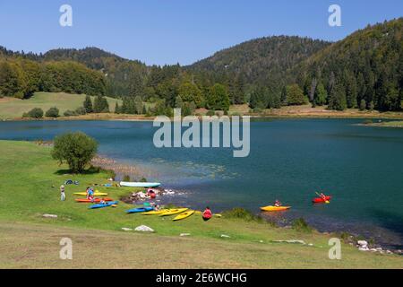 Francia, Ain, Oyonnax, Lago Genin, un gioiello naturale nella città di Charix nelle montagne del Giura Foto Stock