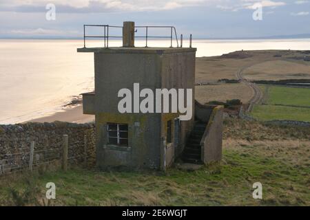 Una torre di osservazione in cemento in disuso a Loth, sulla costa orientale della Scozia. Parte dello storico sito di difesa radar Chain Home. Foto Stock