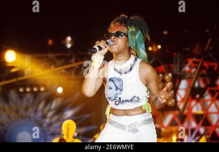 Kelis si esibisce al Glastonbury Festival 2000, Somerset, Inghilterra, Regno Unito. Foto Stock