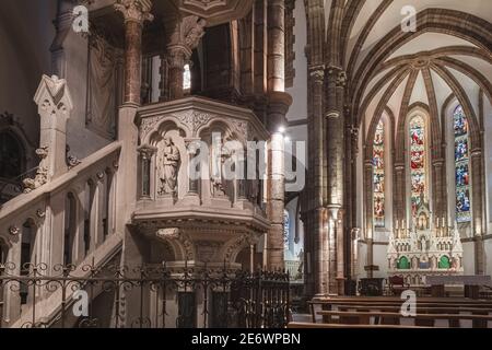 Francia, Aveyron, Lot Valley, Espalion sulla Via Podiensis, uno dei percorsi di pellegrinaggio a Santiago de Compostela o GR 65 (patrimonio mondiale dell'UNESCO), chiesa parrocchiale di Saint-Jean-Baptiste Foto Stock