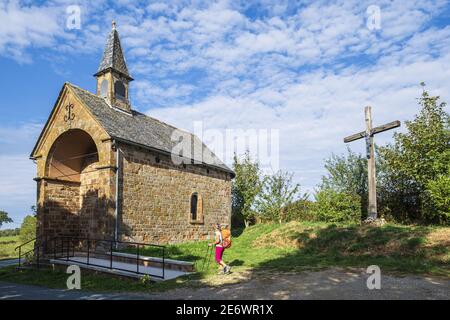 Francia, Aveyron, Noailhac, escursione sulla Via Podiensis, uno dei percorsi di pellegrinaggio a Santiago de Compostela o GR 65, cappella di Saint-Roch Foto Stock